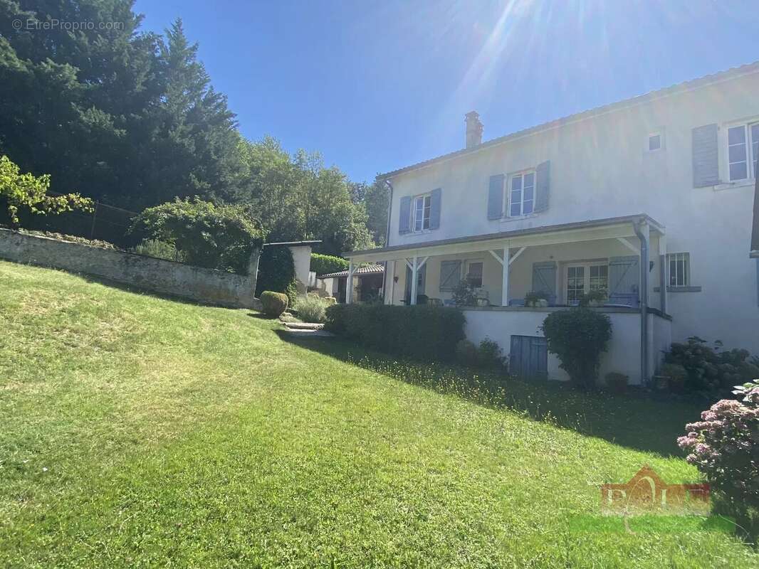 Maison à EYZIN-PINET