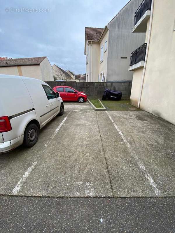 Parking à BRIE-COMTE-ROBERT