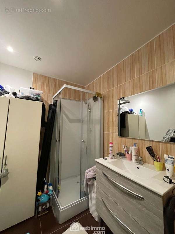 Une salle de douche avec VMC et vasque sur meuble - Appartement à ANIZY-LE-CHATEAU