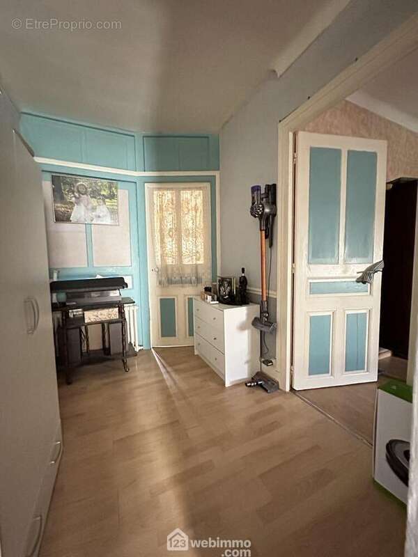 A l&#039;étage, le palier distribue ... - Maison à CREPY