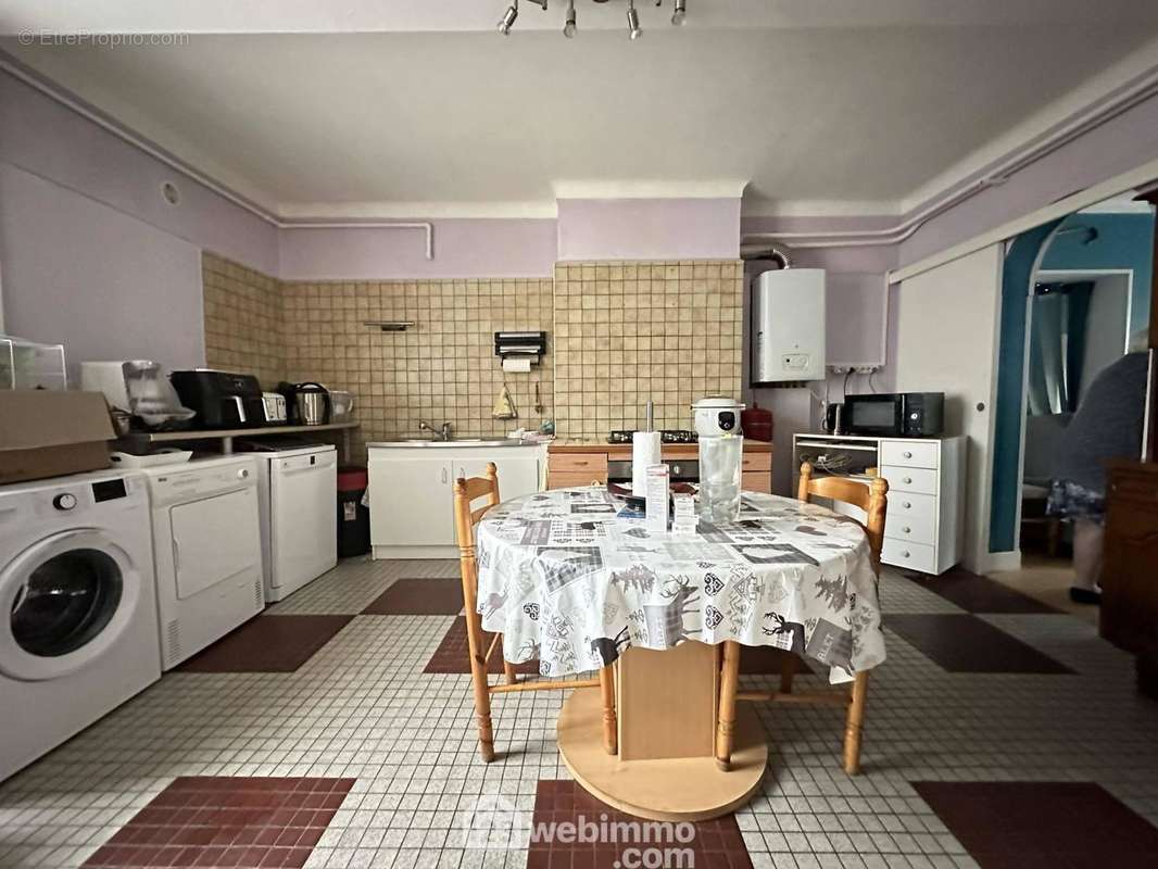 A ses cotés, la cuisine aménagée de 21 m² - Maison à CREPY