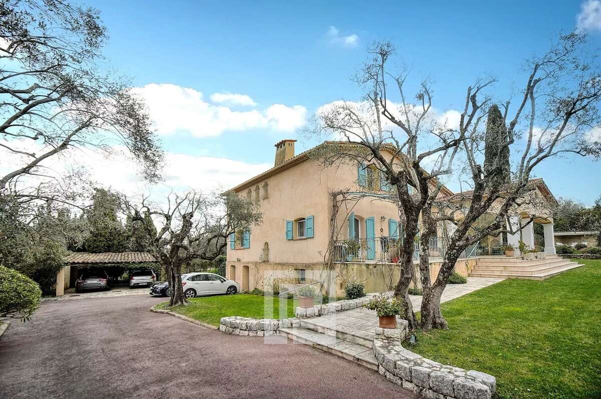 Maison à CHATEAUNEUF-GRASSE
