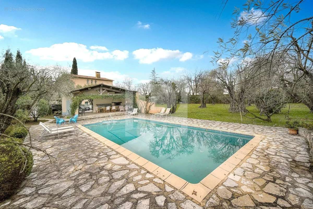 Maison à CHATEAUNEUF-GRASSE