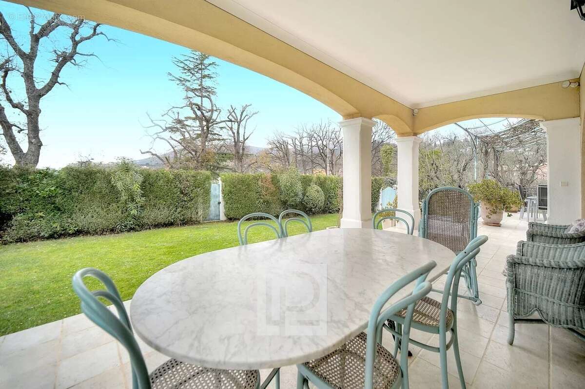 Maison à CHATEAUNEUF-GRASSE