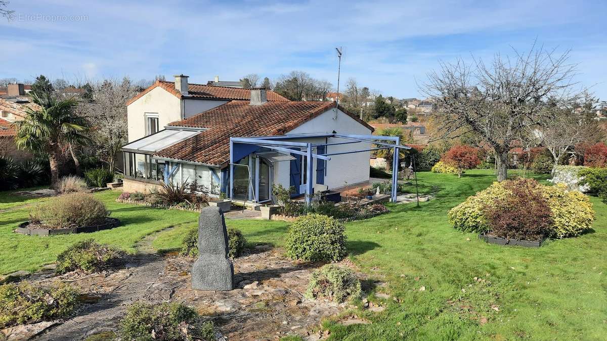 Maison à LUSIGNAN