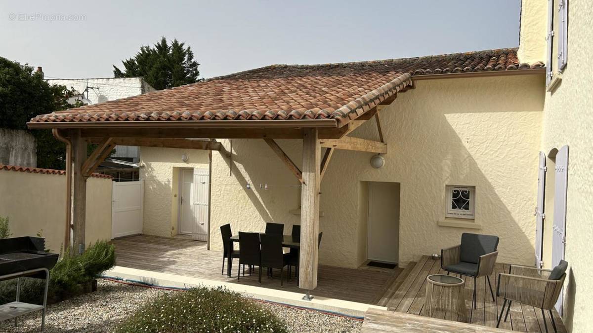Façade avec terrasse couverte - Maison à SAINT-JEAN-D&#039;ANGELY