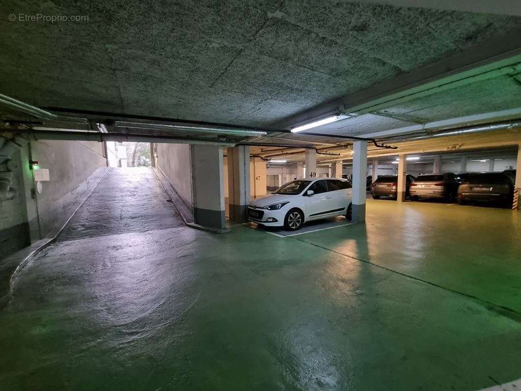 Parking à PARIS-15E