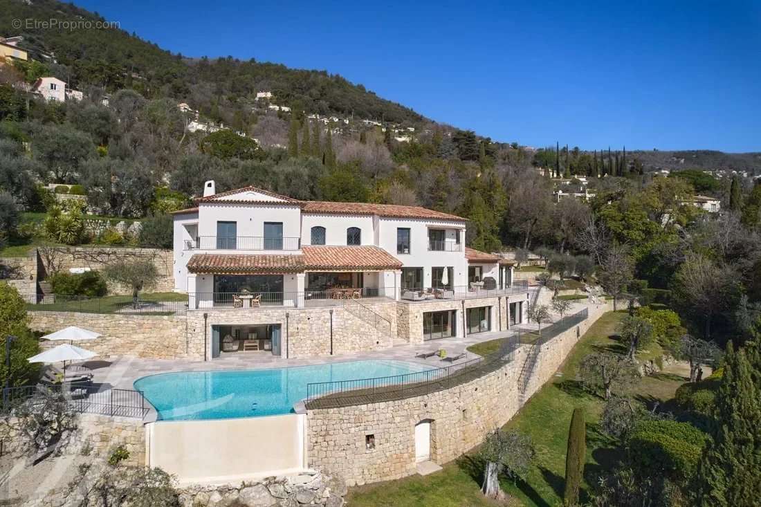 Maison à CHATEAUNEUF-GRASSE