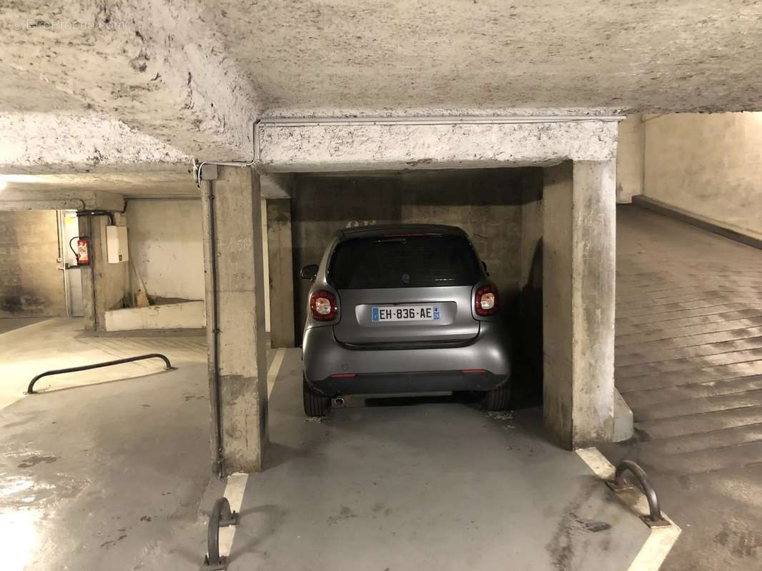 Parking à PARIS-16E