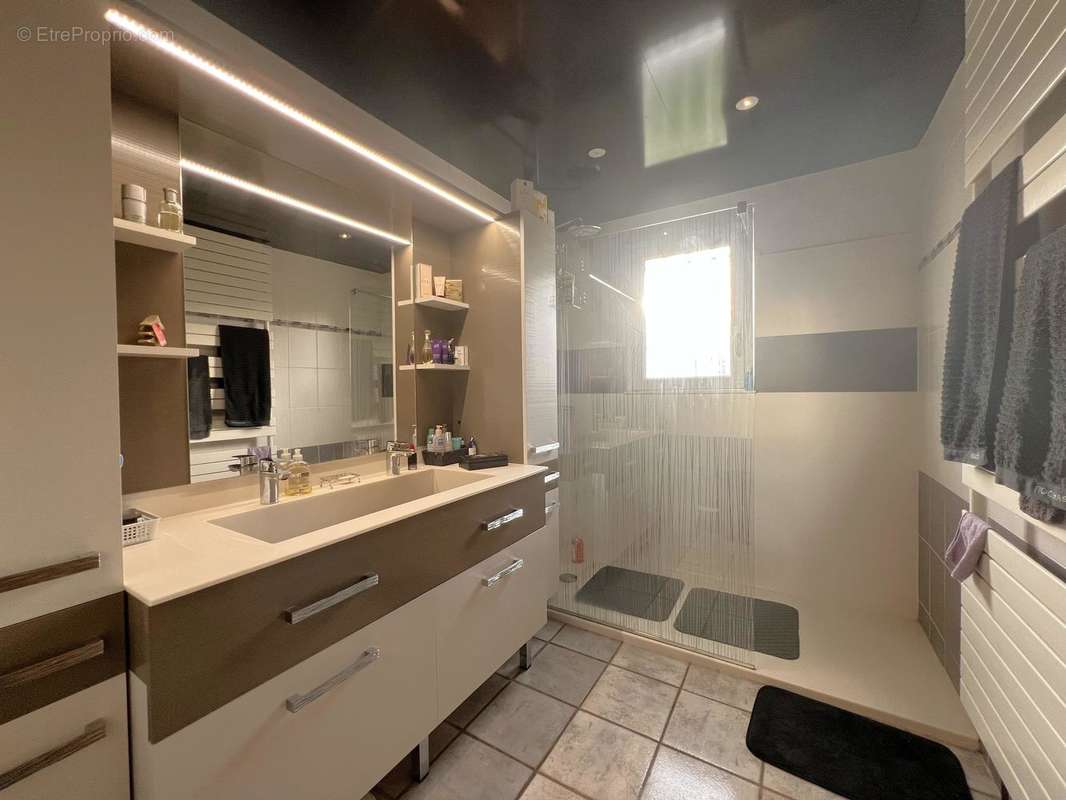 Salle de douche avec meuble double vasque et douche à l&#039;italienne en résine, plafond tendu - Maison à VERDUN