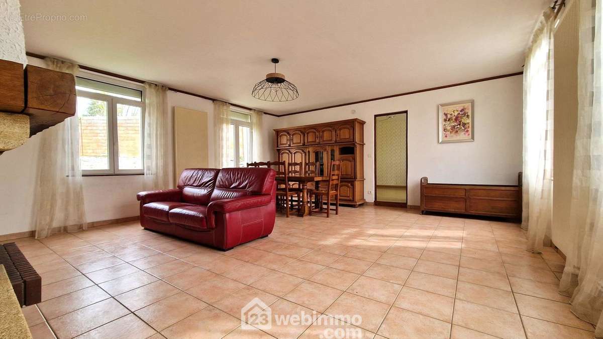 Un double séjour de 36 m² avec... - Maison à BARENTON-CEL