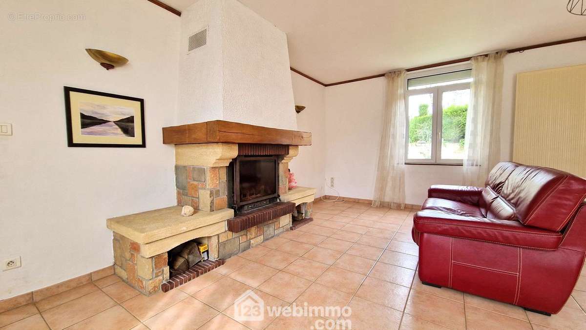 Un espace salon et sa cheminée insert - Maison à BARENTON-CEL