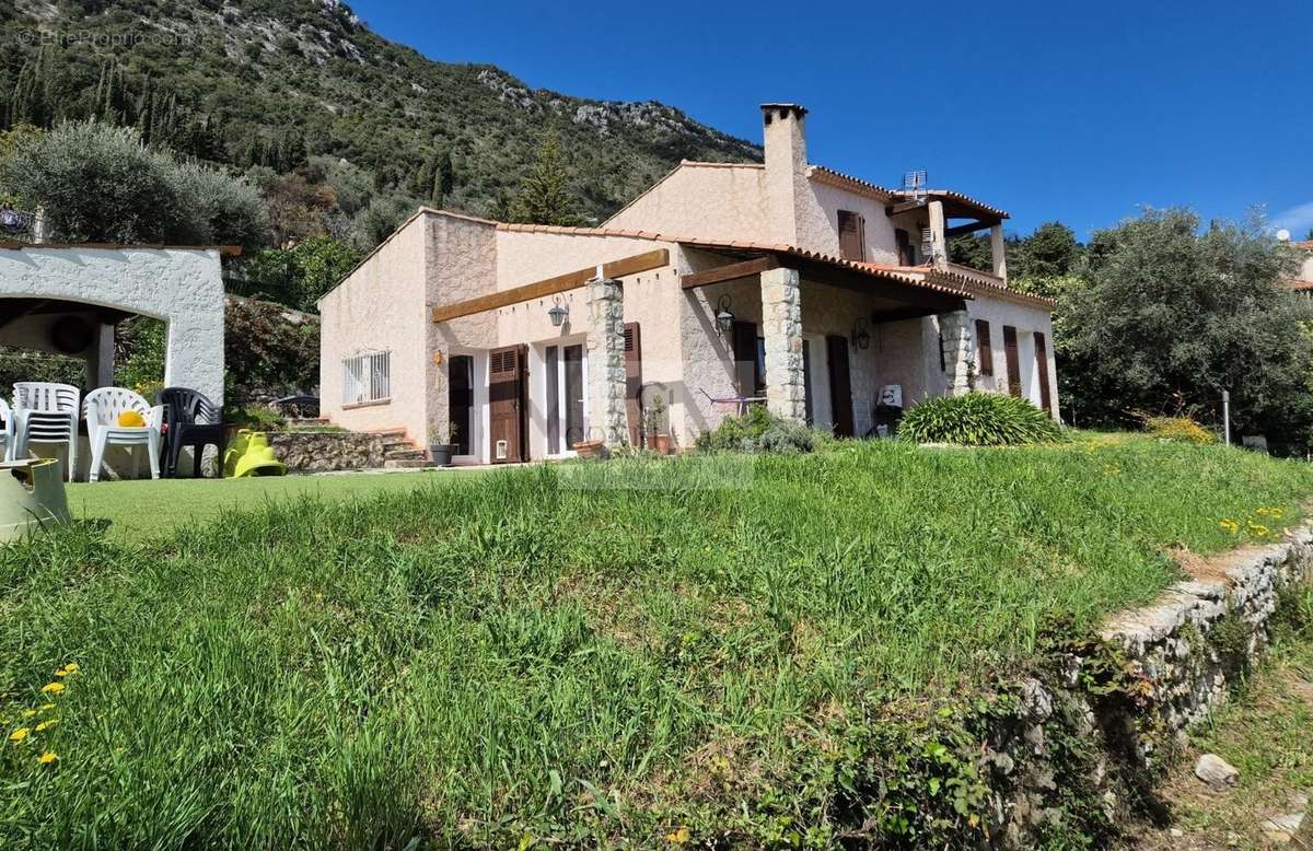 Maison à CHATEAUNEUF-VILLEVIEILLE