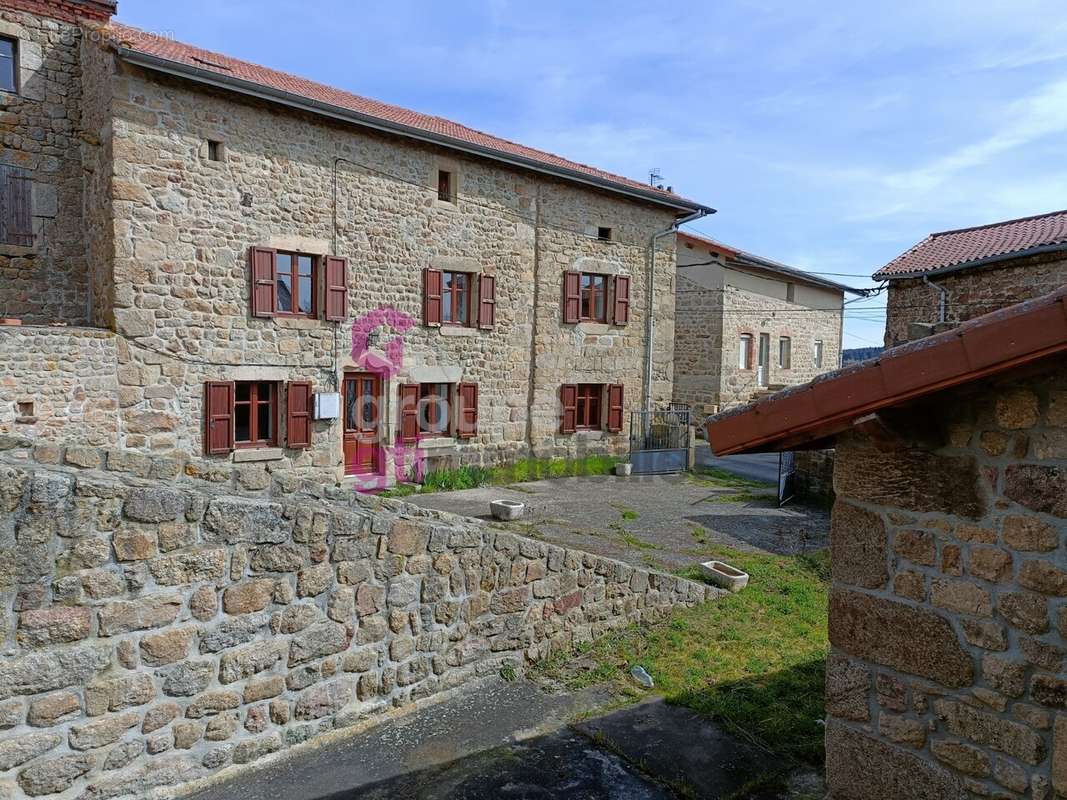 Maison à SAINT-HILAIRE-CUSSON-LA-VALMITTE