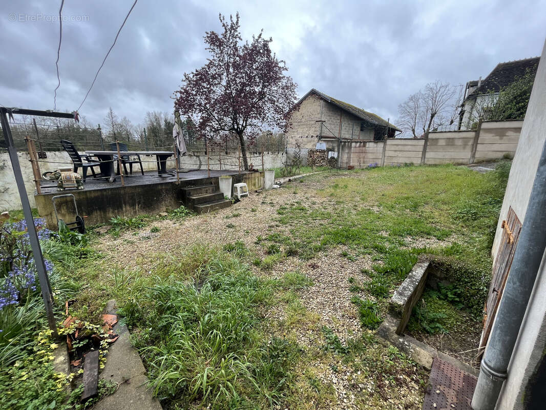 Maison à LAROCHE-SAINT-CYDROINE