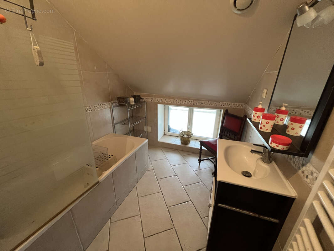 Maison à LAROCHE-SAINT-CYDROINE