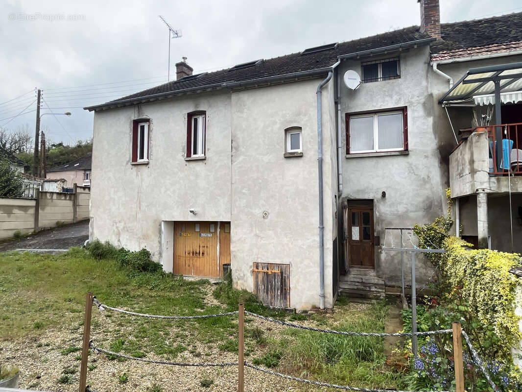 Maison à LAROCHE-SAINT-CYDROINE
