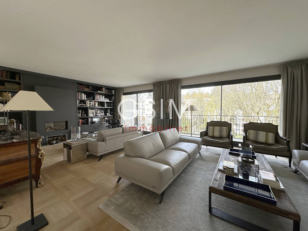 Appartement 5 pièce(s) 153 m²à vendre Ville-d'avray