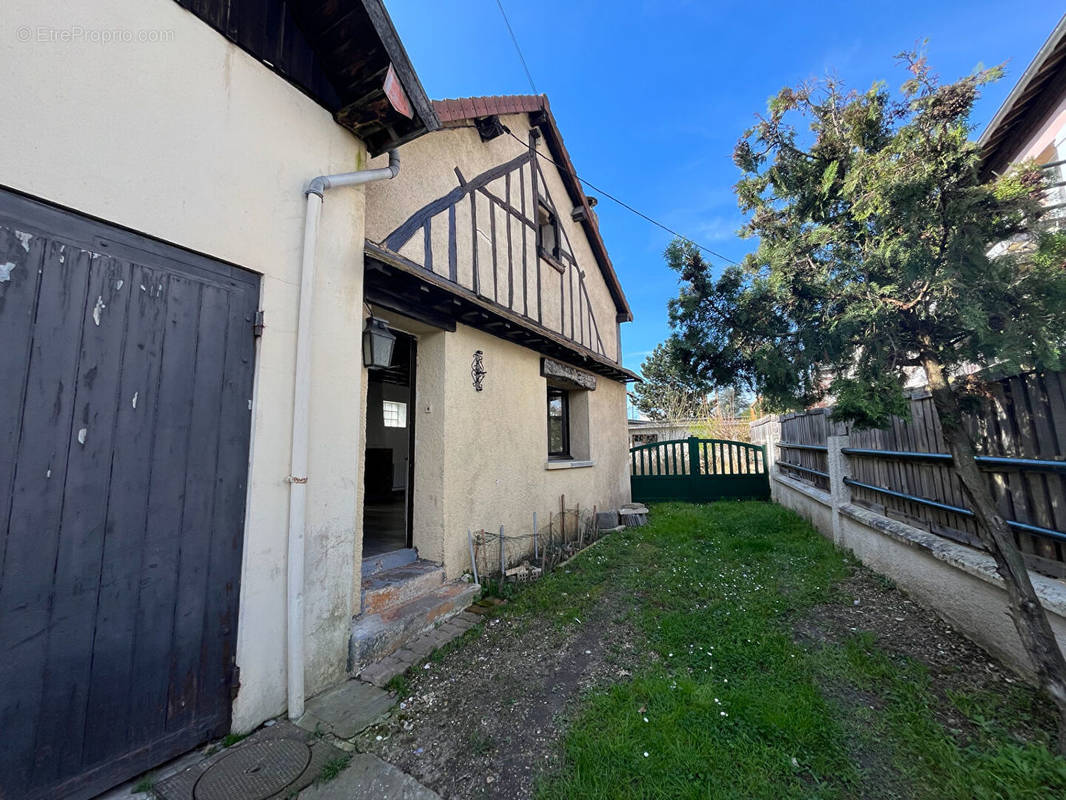 Maison à SAINT-ETIENNE-DU-ROUVRAY