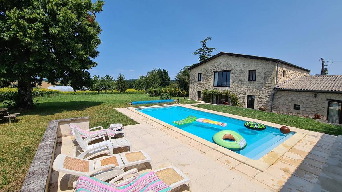 Charente country house with pool for sale . maison - Maison à AUBETERRE-SUR-DRONNE
