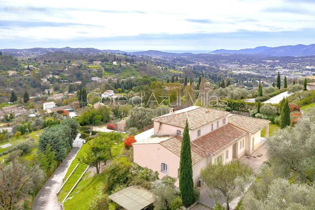 Maison à CHATEAUNEUF-GRASSE