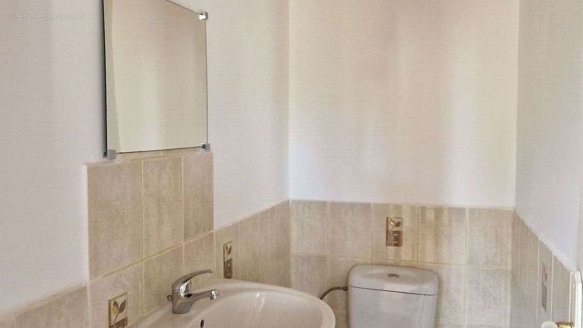 WC avec lavabo à l&#039;étage - Maison à MONTIGNAC