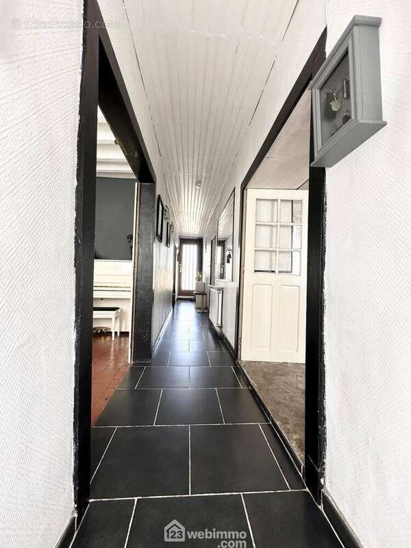 L'entrée distribue ... - Maison à MARCHAIS