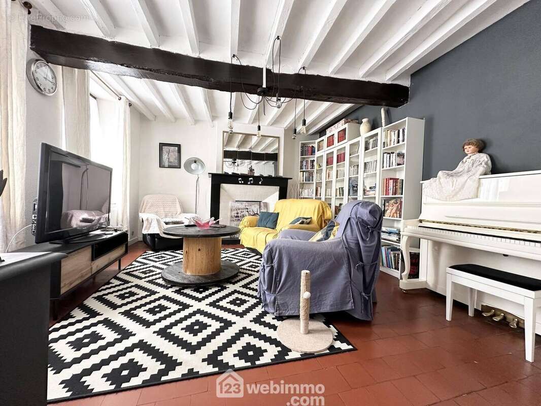 L'espace salon chaleureux - Maison à MARCHAIS