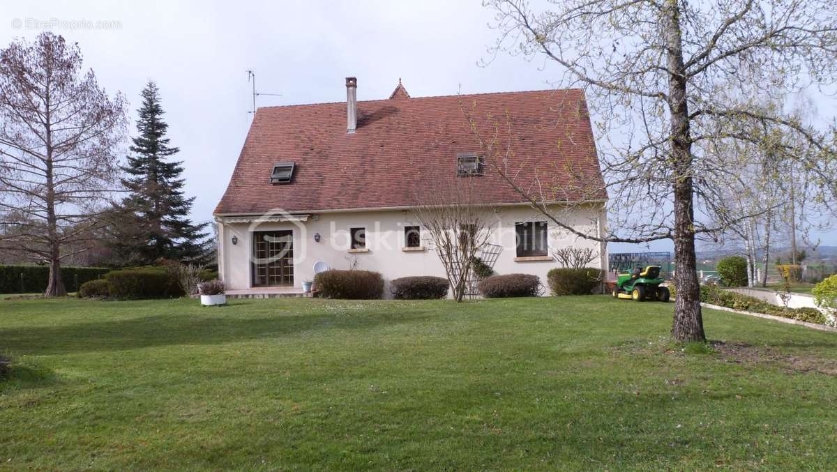 Maison à SAINT-SULPICE-DE-ROUMAGNAC