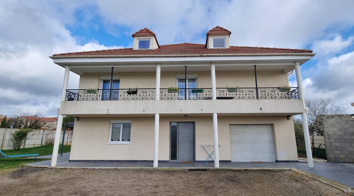Maison à FONTAINE-MACON