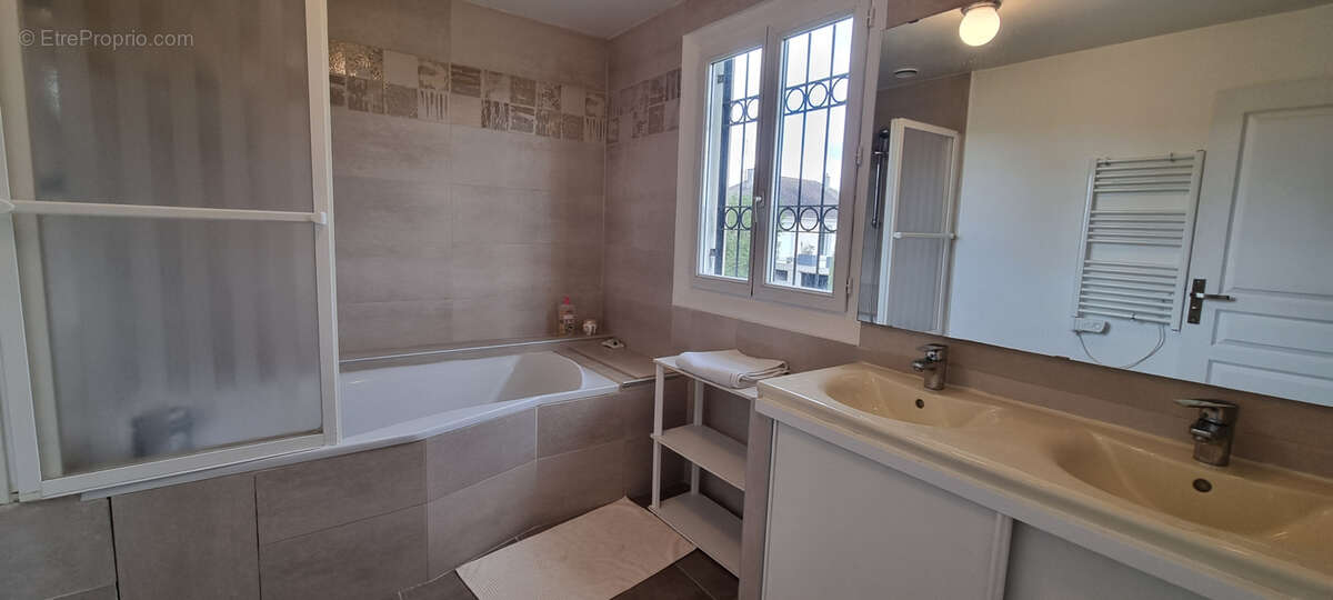 Maison à FONTAINE-MACON