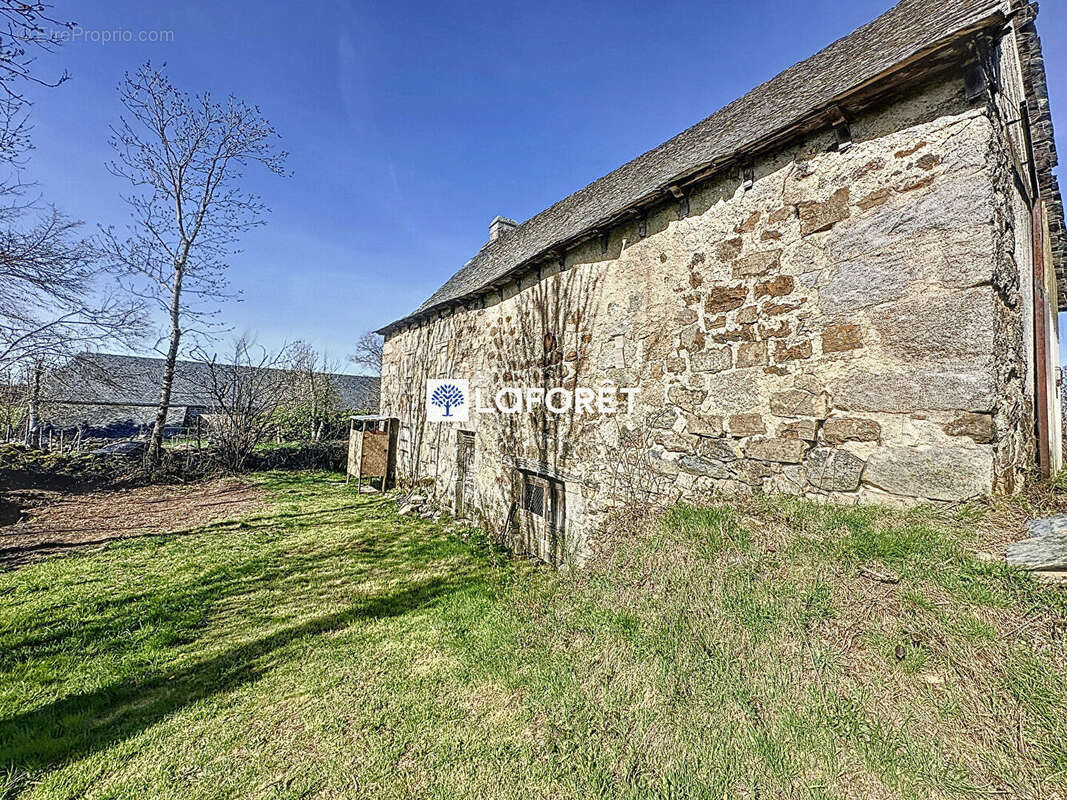 Maison à SAINTE-GENEVIEVE-SUR-ARGENCE