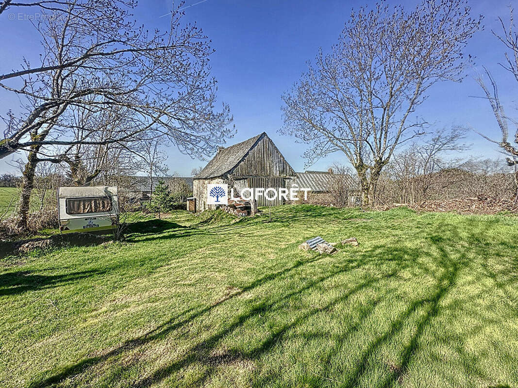 Maison à SAINTE-GENEVIEVE-SUR-ARGENCE