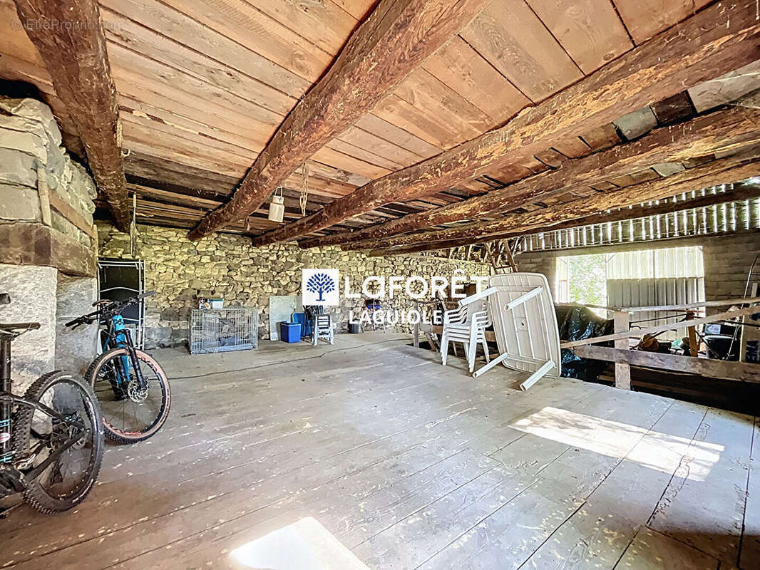 Maison à SAINTE-GENEVIEVE-SUR-ARGENCE