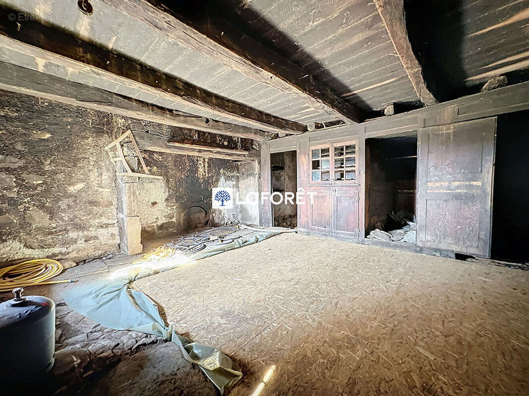 Maison à SAINTE-GENEVIEVE-SUR-ARGENCE