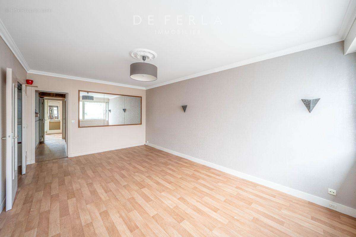 Appartement à PARIS-14E