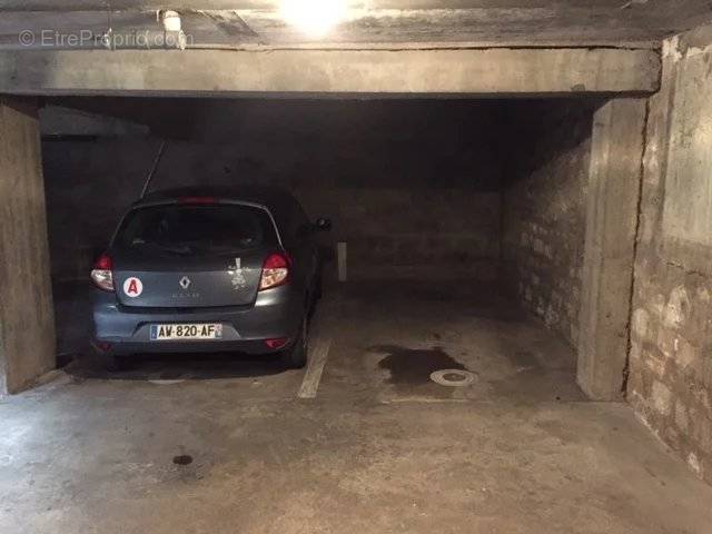 Parking à SAINT-MAUR-DES-FOSSES