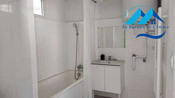Salle de bain avec wc - Appartement à MARSEILLE-3E