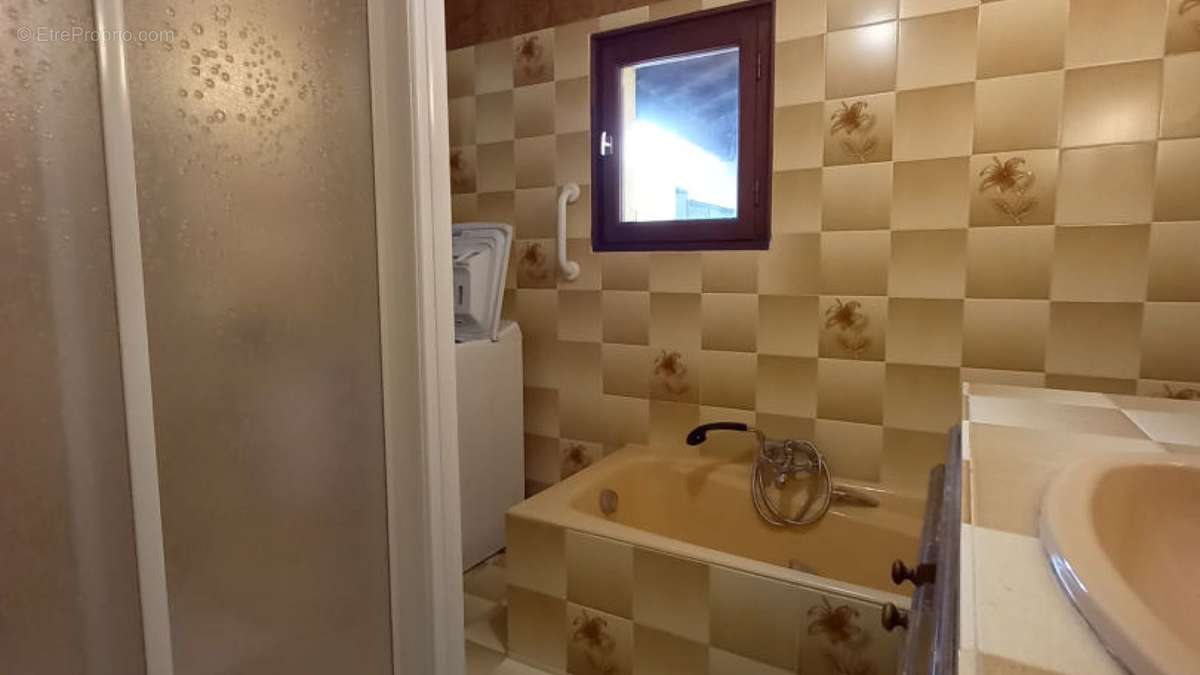 salle de bain douche et bain - Maison à CAHORS