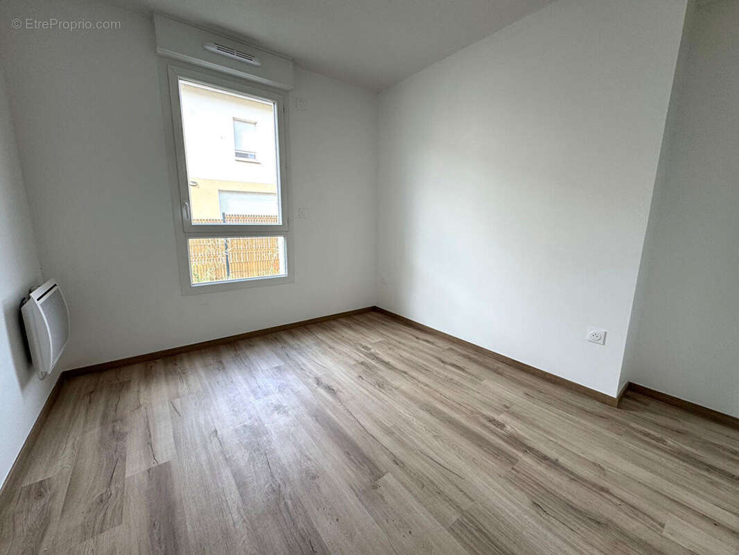 Appartement à PINS-JUSTARET