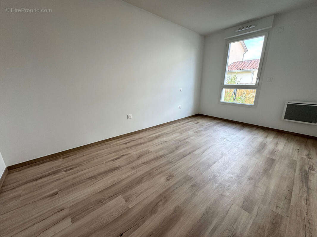 Appartement à PINS-JUSTARET