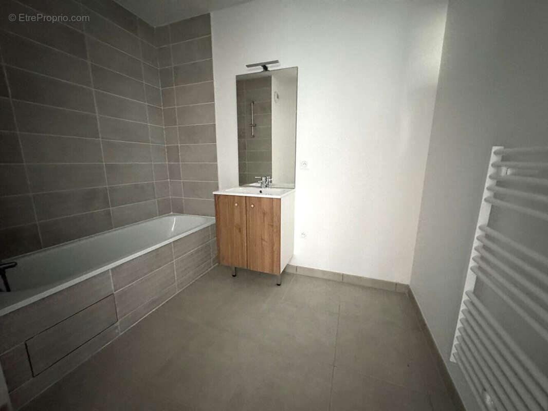 Appartement à PINS-JUSTARET