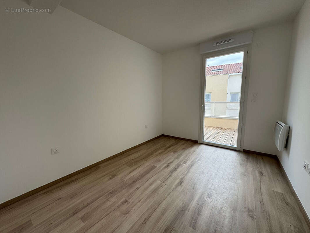 Appartement à PINS-JUSTARET