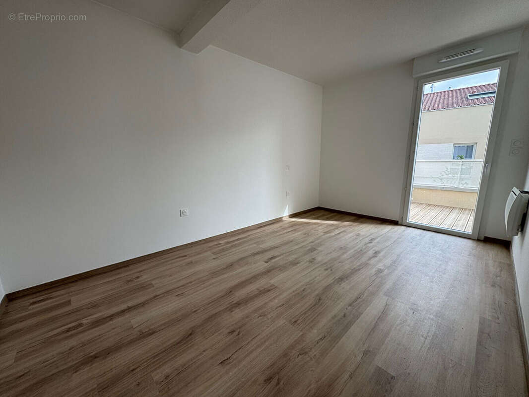 Appartement à PINS-JUSTARET