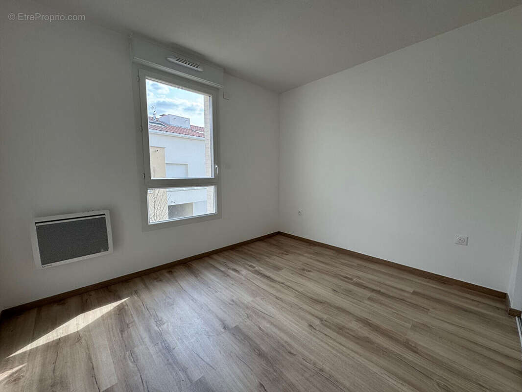 Appartement à PINS-JUSTARET