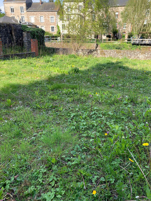 Terrain à AMBRIERES-LES-VALLEES