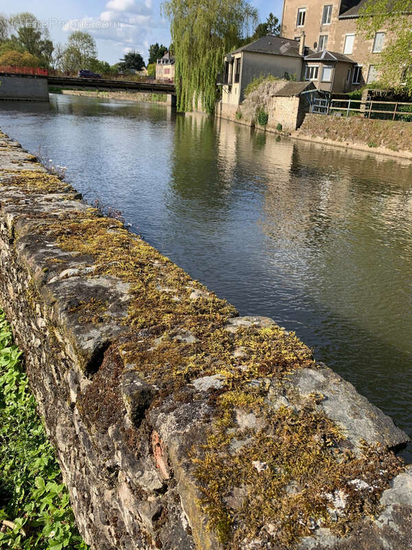 Terrain à AMBRIERES-LES-VALLEES