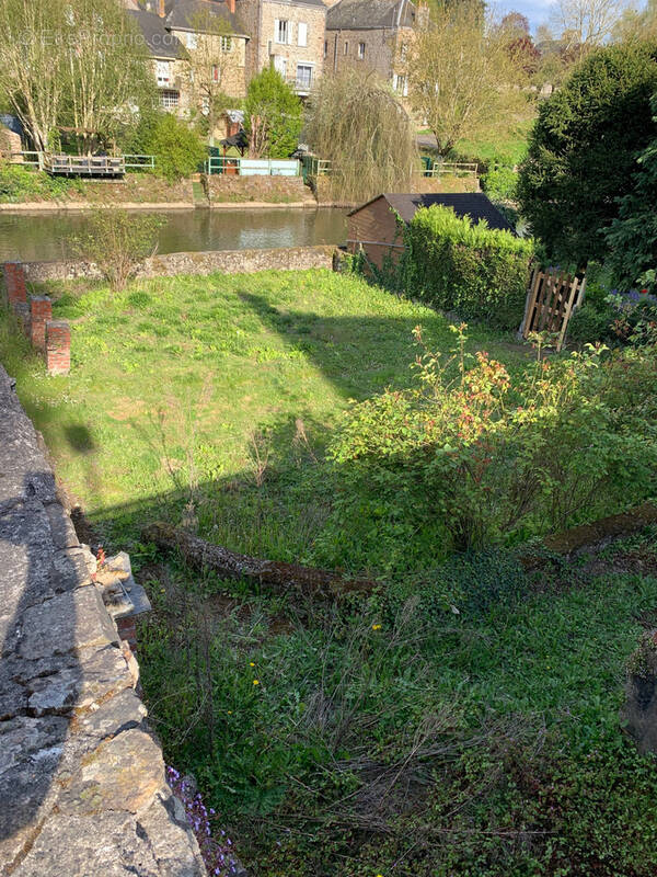 Terrain à AMBRIERES-LES-VALLEES
