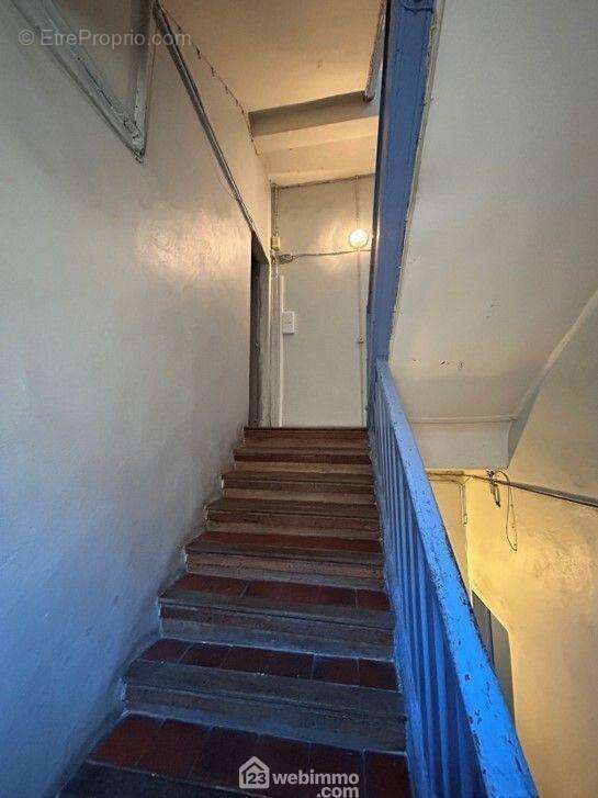 Parties communes : Escalier d&#039;accès à l&#039;appartement au 1er Etage - Appartement à SETE
