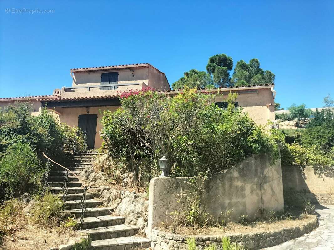 Maison à ROQUEBRUNE-SUR-ARGENS